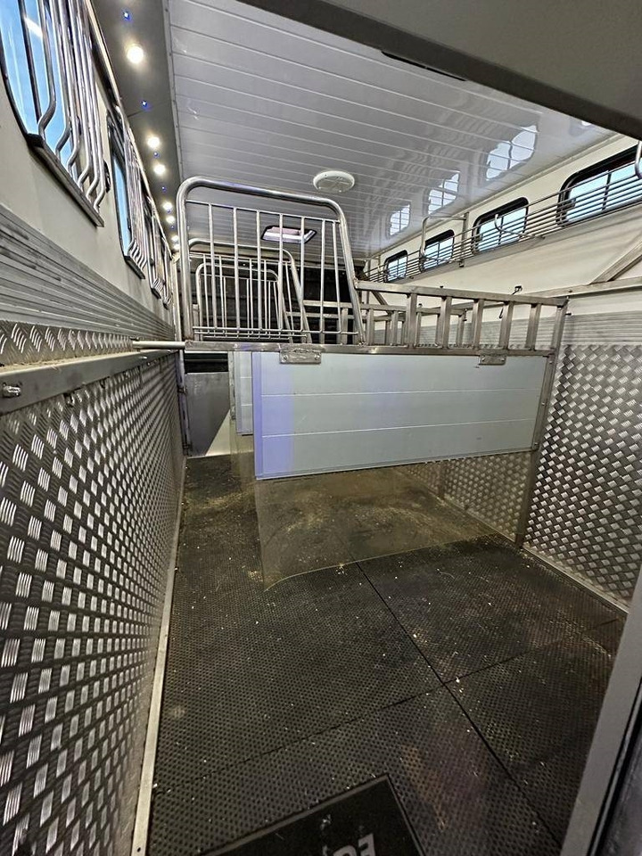 Xe tải chở gia súc Mercedes-Benz Actros: hình 15 Xe tải chở gia súc Mercedes-Benz Actros: hình 15