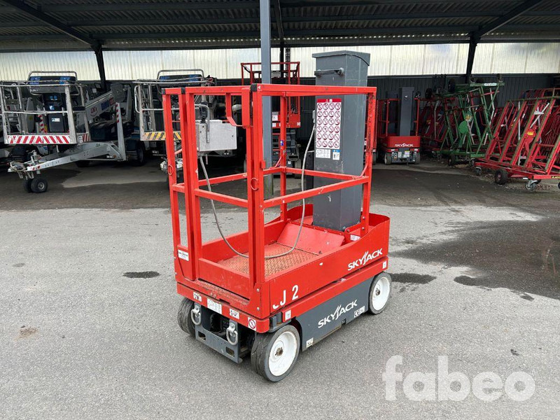 Skyjack SJ12 - Máy nâng người hình kéo: hình 1 Skyjack SJ12 - Máy nâng người hình kéo: hình 1