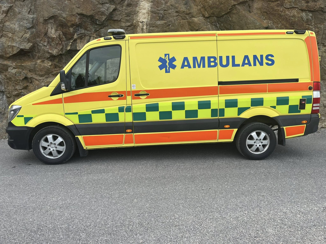 MERCEDES-BENZ Sprinter 319 - AMBULANCE - Xe cứu thương: hình 3 MERCEDES-BENZ Sprinter 319 - AMBULANCE - Xe cứu thương: hình 3