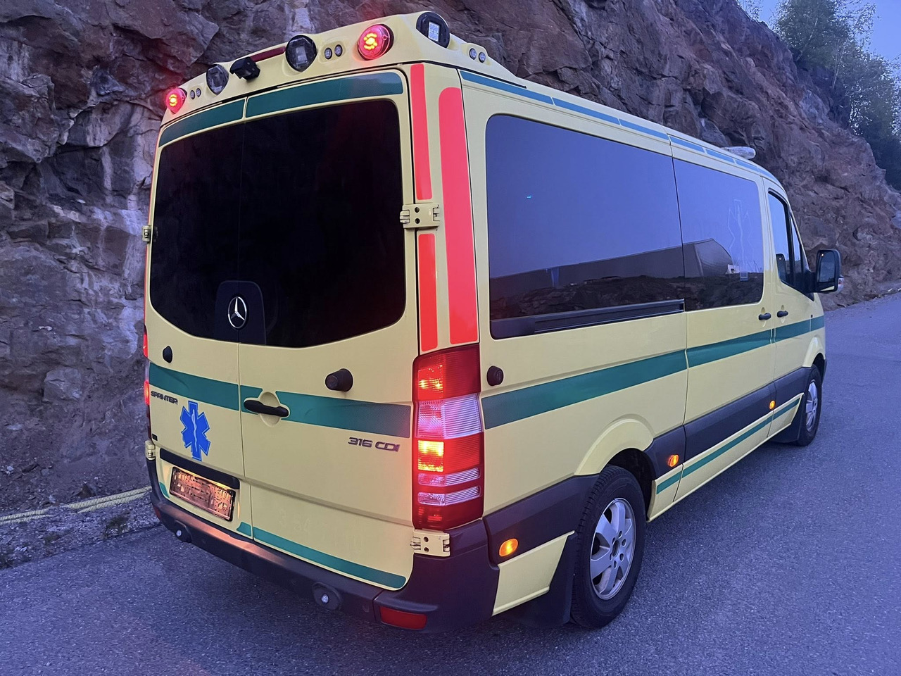 Mercedes-Benz Sprinter 316 - 2 stretcher AMBULANCE - RESERERAD !! - Xe cứu thương: hình 3 Mercedes-Benz Sprinter 316 - 2 stretcher AMBULANCE - RESERERAD !! - Xe cứu thương: hình 3