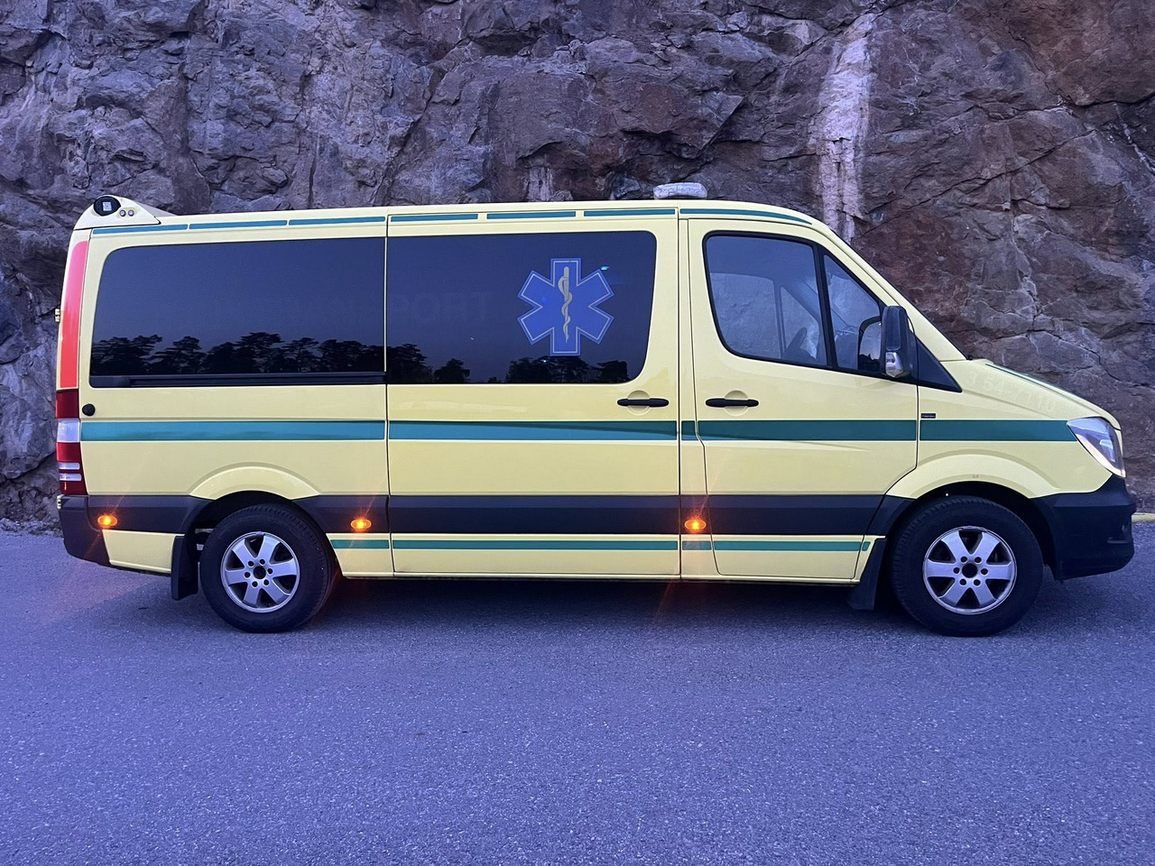 Mercedes-Benz Sprinter 316 - 2 stretcher - Xe cứu thương: hình 5 Mercedes-Benz Sprinter 316 - 2 stretcher - Xe cứu thương: hình 5