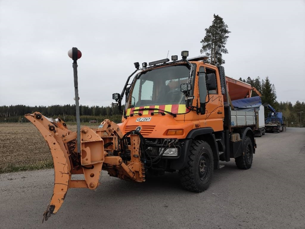 Mercedes-Benz Unimog ,hiekoitin,aura,kippilava - Xe dọn tuyết: hình 1 Mercedes-Benz Unimog ,hiekoitin,aura,kippilava - Xe dọn tuyết: hình 1