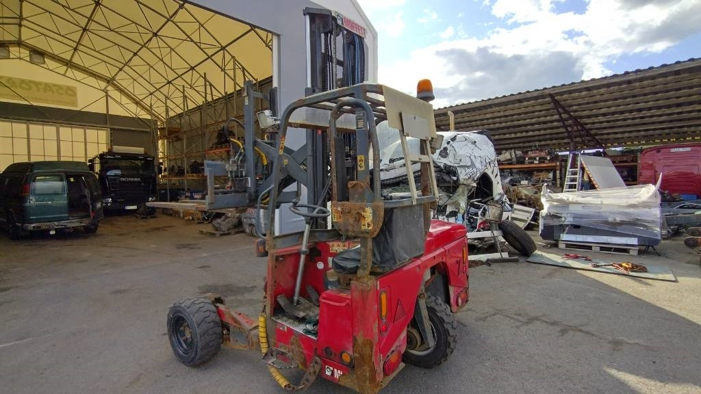 Moffett M4 25.4 ajoneuvotrukki - Xe nâng gắn tải: hình 2 Moffett M4 25.4 ajoneuvotrukki - Xe nâng gắn tải: hình 2