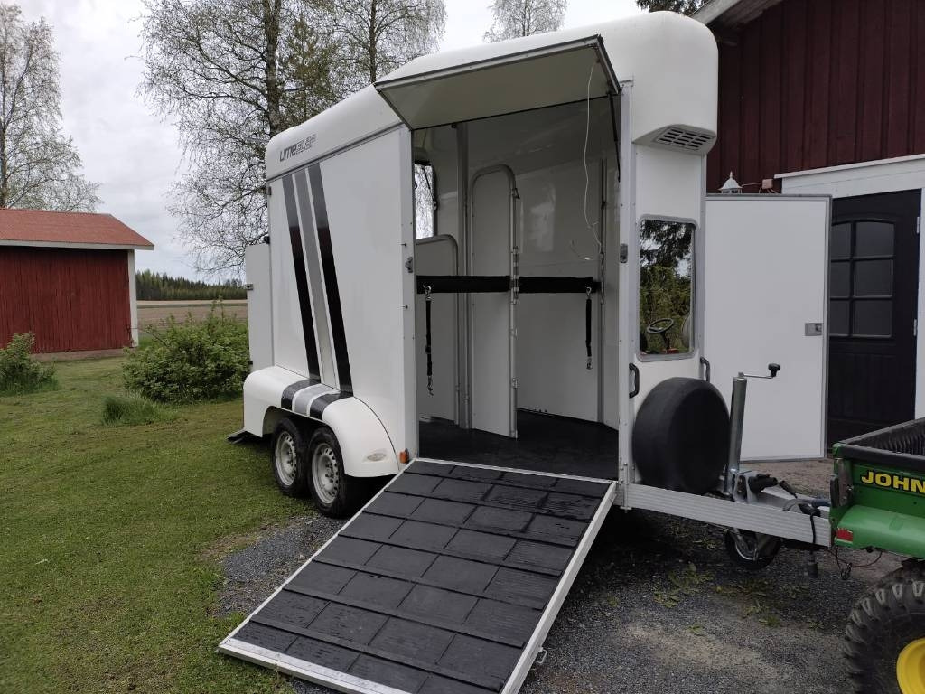 Umeå A45 Hevostraileri, etupurku - Rơ moóc chở gia súc: hình 1 Umeå A45 Hevostraileri, etupurku - Rơ moóc chở gia súc: hình 1