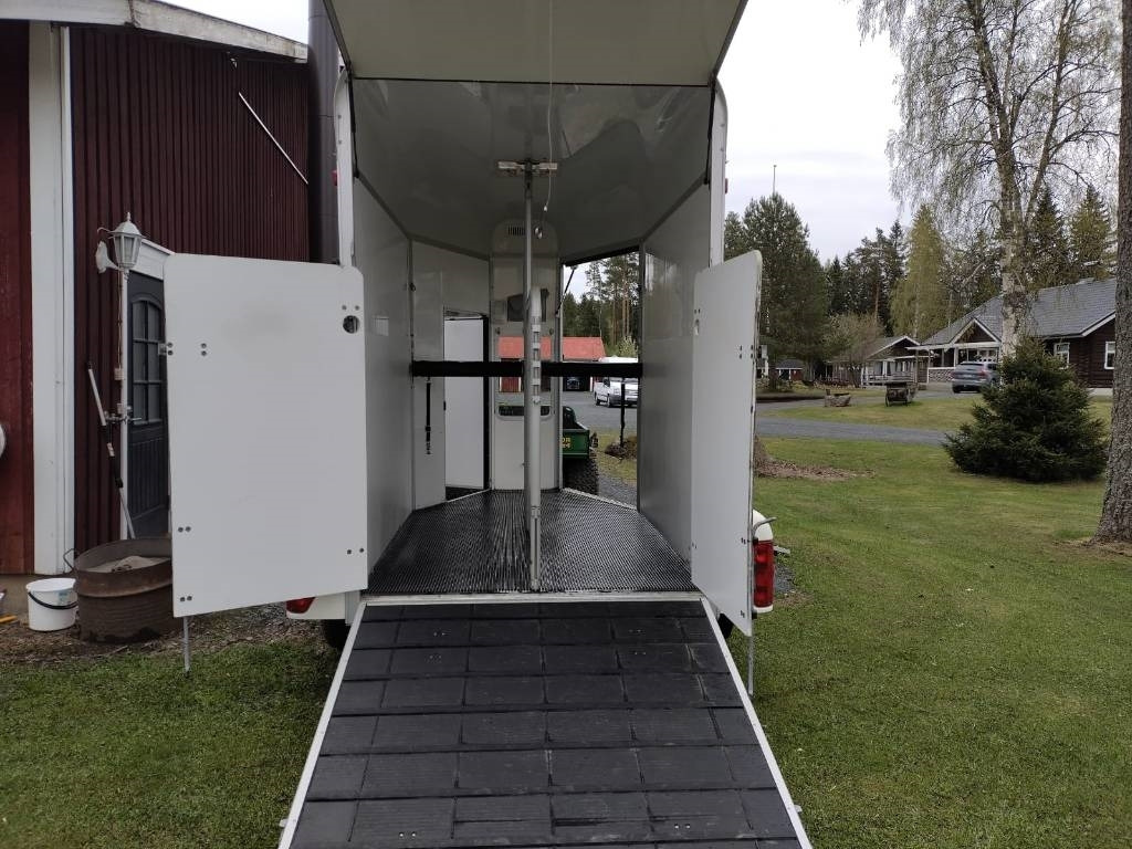 Umeå A45 Hevostraileri, etupurku - Rơ moóc chở gia súc: hình 2 Umeå A45 Hevostraileri, etupurku - Rơ moóc chở gia súc: hình 2