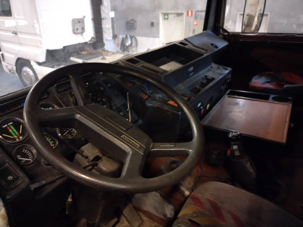 Xe tải chở thùng nhỏ Volvo F12 6x2 ketjulaitteilla, Museointiin: hình 7
