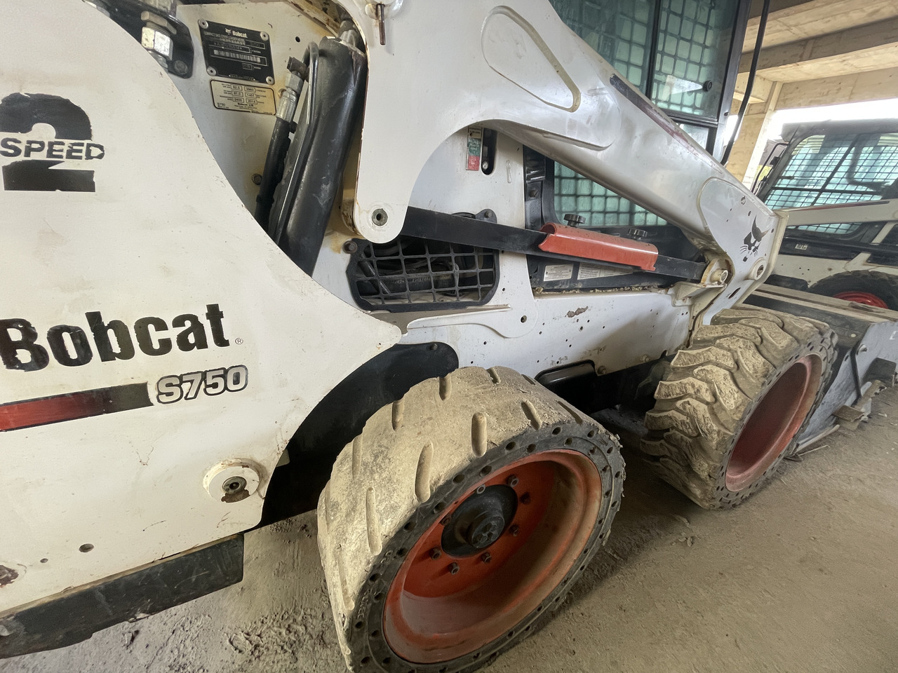 Bobcat S750 - Máy xúc lật đa năng: hình 4 Bobcat S750 - Máy xúc lật đa năng: hình 4