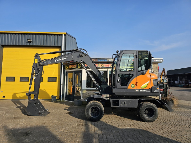 Develon DX60WN ECO-1 - Máy xúc bánh lốp: hình 1 Develon DX60WN ECO-1 - Máy xúc bánh lốp: hình 1