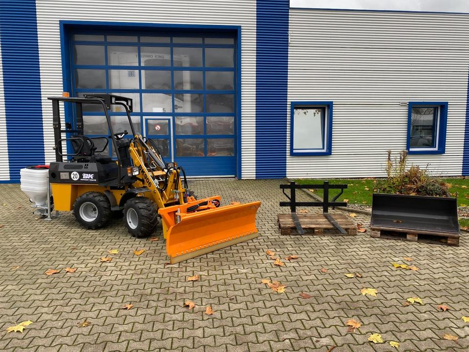 Radlader/Hoflader BK906 inkl. Winter-Komplettpaket *INKL.19% MWST.*BERGER KRAUS*PERKINS*EURO*SOFORT!* - Máy xúc lật mini gấp khúc: hình 1 Radlader/Hoflader BK906 inkl. Winter-Komplettpaket *INKL.19% MWST.*BERGER KRAUS*PERKINS*EURO*SOFORT!* - Máy xúc lật mini gấp khúc: hình 1