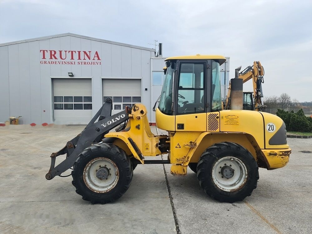 Volvo L40B - Máy xúc lật bánh lốp: hình 1 Volvo L40B - Máy xúc lật bánh lốp: hình 1