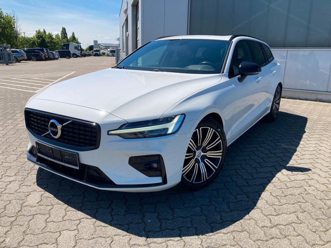 Volvo V60 B4 (Diesel) R Design (Standheiz, AHK, Pano) - Xe hơi: hình 1 Volvo V60 B4 (Diesel) R Design (Standheiz, AHK, Pano) - Xe hơi: hình 1
