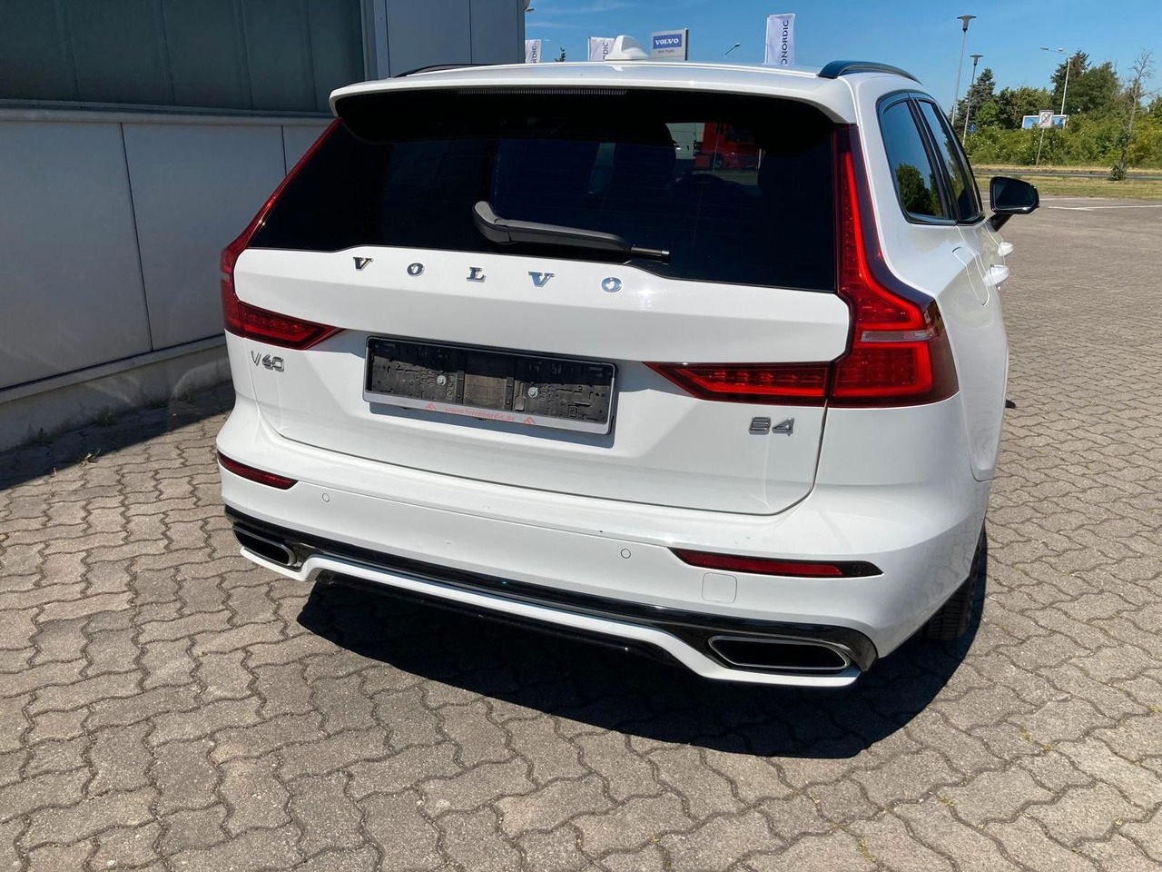 Volvo V60 B4 (Diesel) R Design (Standheiz, AHK, Pano) - Xe hơi: hình 4 Volvo V60 B4 (Diesel) R Design (Standheiz, AHK, Pano) - Xe hơi: hình 4
