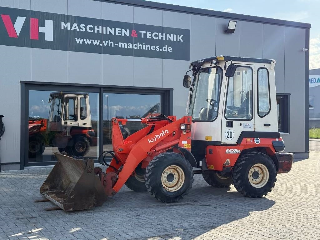 Kubota R 420 - Máy xúc lật bánh lốp: hình 2 Kubota R 420 - Máy xúc lật bánh lốp: hình 2