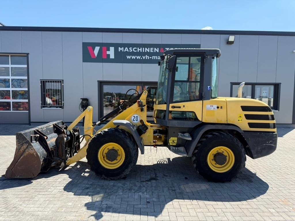 Yanmar V 80 - Máy xúc lật bánh lốp: hình 2 Yanmar V 80 - Máy xúc lật bánh lốp: hình 2