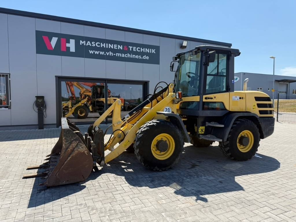 Yanmar V 80 - Máy xúc lật bánh lốp: hình 1 Yanmar V 80 - Máy xúc lật bánh lốp: hình 1