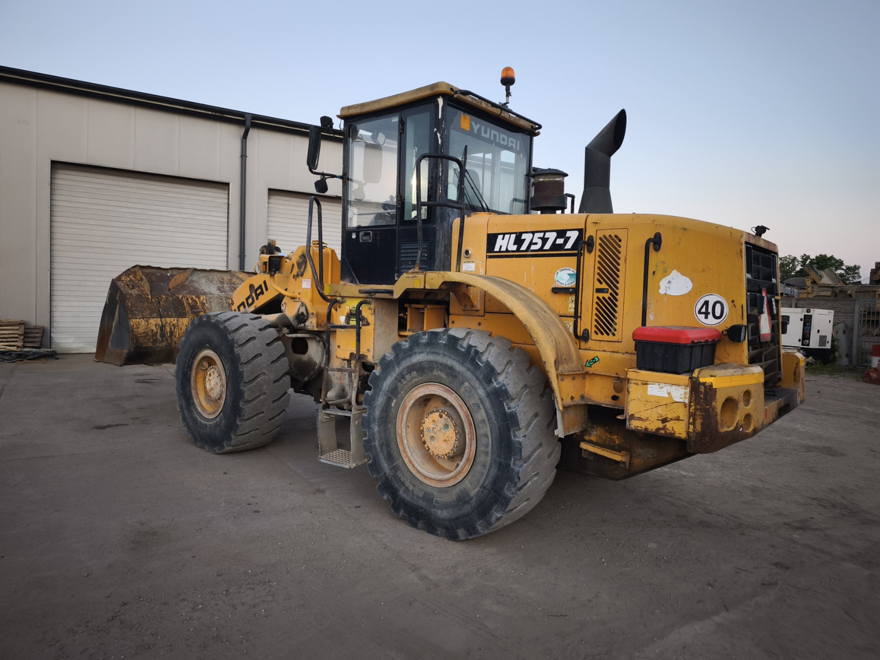 HYUNDAI 757-7 - Máy xúc lật bánh lốp: hình 4 HYUNDAI 757-7 - Máy xúc lật bánh lốp: hình 4