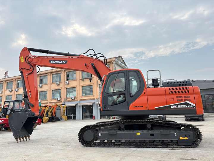 Good Quality Original 23ton Doosan DX225LCA Used Large Excavators for Sale at Low Price Secondhand Doosan225LCA Heavy Digger - Máy xúc bánh xích: hình 4 Good Quality Original 23ton Doosan DX225LCA Used Large Excavators for Sale at Low Price Secondhand Doosan225LCA Heavy Digger - Máy xúc bánh xích: hình 4