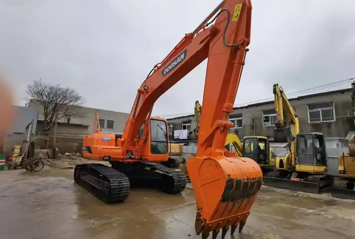 Used Doosan DH220-7 excavator on sale with manual engine made in Korea - Máy xúc bánh xích: hình 4 Used Doosan DH220-7 excavator on sale with manual engine made in Korea - Máy xúc bánh xích: hình 4