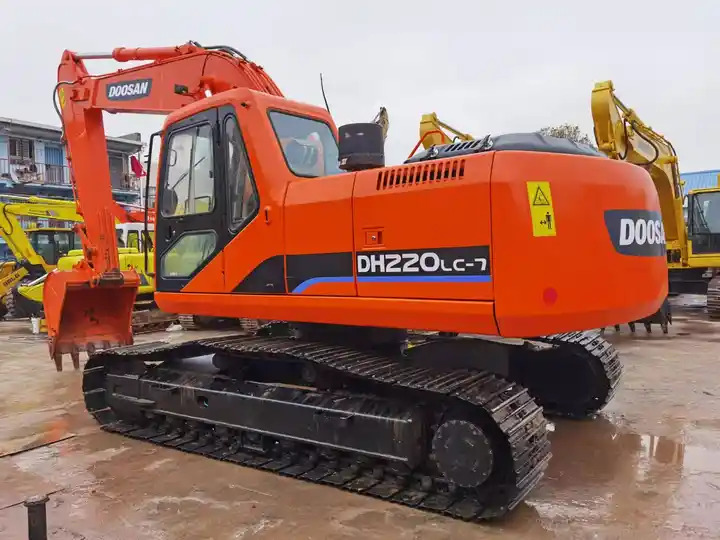 Used Doosan DH220-7 excavator on sale with manual engine made in Korea - Máy xúc bánh xích: hình 3 Used Doosan DH220-7 excavator on sale with manual engine made in Korea - Máy xúc bánh xích: hình 3