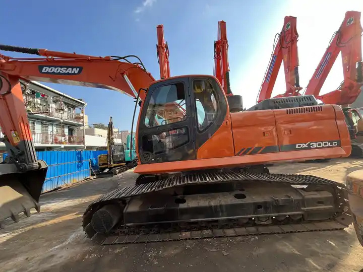 Competitive Used Machinery Doosan300 dx300lc Hydraulic Crawler Backhoe Digger 30ton Used Excavator Doosan DX300LC - Máy xúc bánh xích: hình 3 Competitive Used Machinery Doosan300 dx300lc Hydraulic Crawler Backhoe Digger 30ton Used Excavator Doosan DX300LC - Máy xúc bánh xích: hình 3