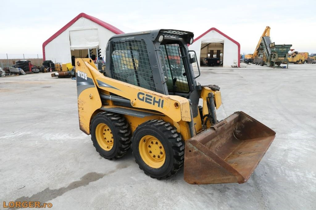 Gehl R 135 - Máy xúc lật đa năng: hình 4 Gehl R 135 - Máy xúc lật đa năng: hình 4