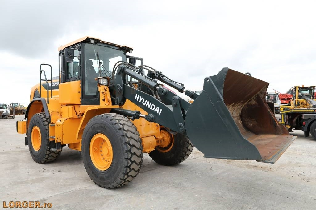 Hyundai HL 955 A - Máy xúc lật bánh lốp: hình 4 Hyundai HL 955 A - Máy xúc lật bánh lốp: hình 4