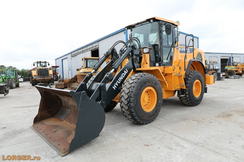 Hyundai HL 955 A - Máy xúc lật bánh lốp: hình 1 Hyundai HL 955 A - Máy xúc lật bánh lốp: hình 1