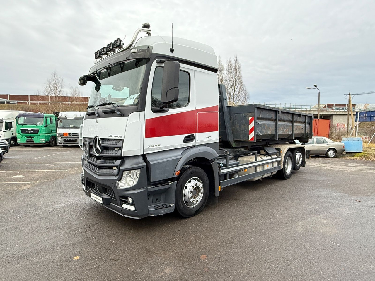 Mercedes-Benz Actros 2542 Abrollkipper mit Container - Xe tải nâng móc: hình 3 Mercedes-Benz Actros 2542 Abrollkipper mit Container - Xe tải nâng móc: hình 3