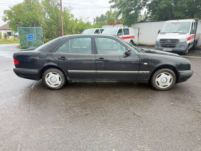 Mercedes-Benz E 200 - Sedan: hình 5 Mercedes-Benz E 200 - Sedan: hình 5