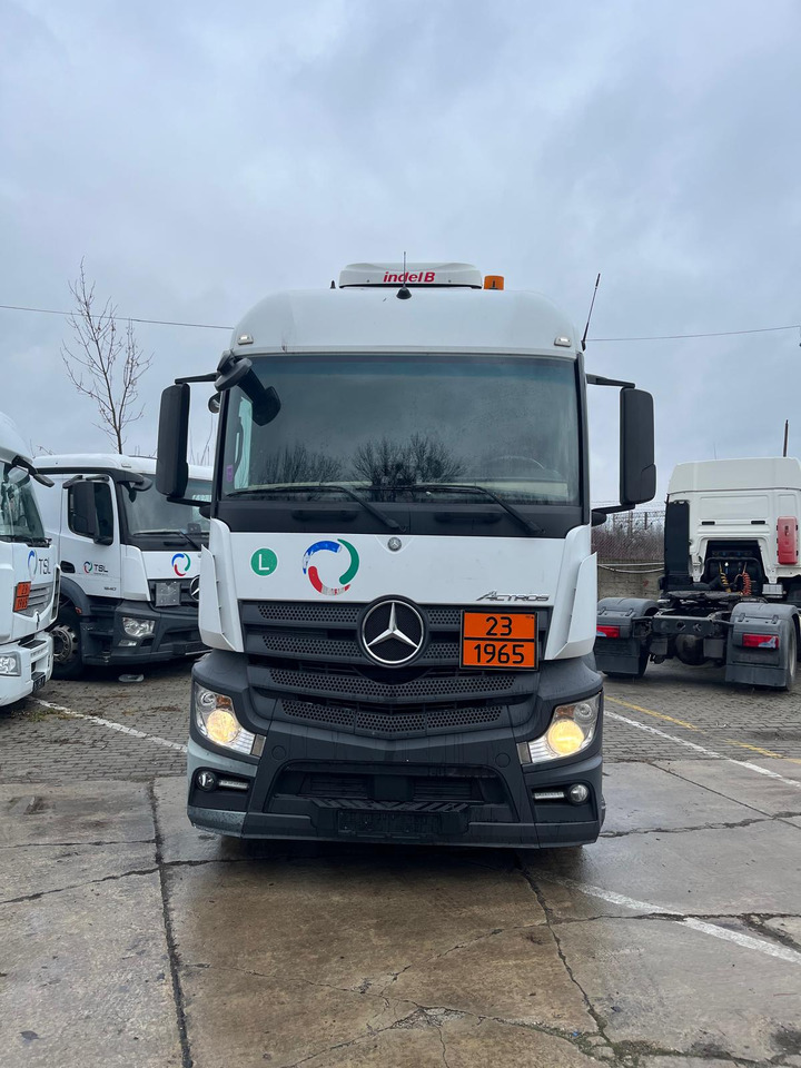Mercedes Actros 1842 - Xe đầu kéo: hình 1 Mercedes Actros 1842 - Xe đầu kéo: hình 1