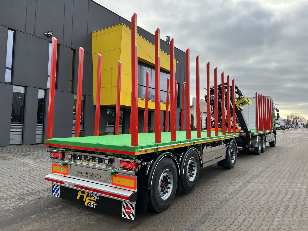 Hydrofast Przyczepa platforma 3 osiowa do przewozu drewna / 3-axle platform trailer for timber transport - Rơ moóc thùng lửng/ Phẳng: hình 2 Hydrofast Przyczepa platforma 3 osiowa do przewozu drewna / 3-axle platform trailer for timber transport - Rơ moóc thùng lửng/ Phẳng: hình 2