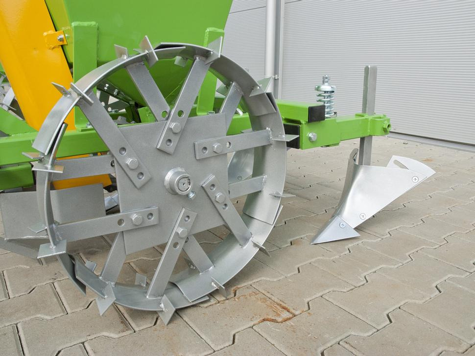 Bomet Kartoffelpflanzmaschine / Potato planter / Planteuse de pomme de terre / Piantapatate / Sadzarka ziemniaków - Máy trồng khoai tây: hình 4 Bomet Kartoffelpflanzmaschine / Potato planter / Planteuse de pomme de terre / Piantapatate / Sadzarka ziemniaków - Máy trồng khoai tây: hình 4