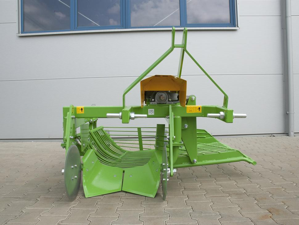 Bomet Siebkettenroder / Potato digger / Arracheuse de pomme de terre / Scavapatate / Однорядная картофельная копалка / Kopaczka do ziemniaków Ursa Z655 - Máy thu hoạch khoai tây: hình 1 Bomet Siebkettenroder / Potato digger / Arracheuse de pomme de terre / Scavapatate / Однорядная картофельная копалка / Kopaczka do ziemniaków Ursa Z655 - Máy thu hoạch khoai tây: hình 1