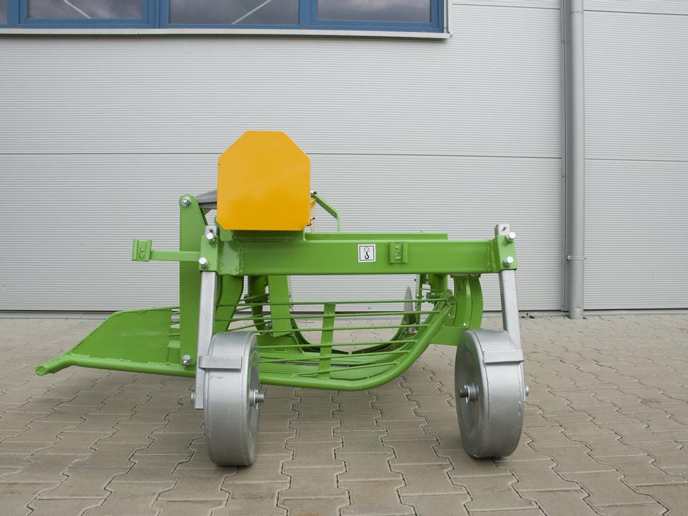 Bomet Siebkettenroder / Potato digger / Arracheuse de pomme de terre / Scavapatate / Однорядная картофельная копалка / Kopaczka do ziemniaków Ursa Z655 - Máy thu hoạch khoai tây: hình 2 Bomet Siebkettenroder / Potato digger / Arracheuse de pomme de terre / Scavapatate / Однорядная картофельная копалка / Kopaczka do ziemniaków Ursa Z655 - Máy thu hoạch khoai tây: hình 2
