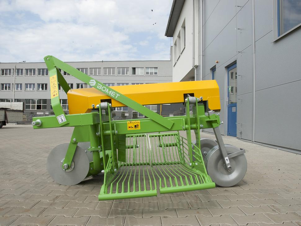 Bomet Siebkettenroder / Potato digger / Arracheuse de pomme de terre / Scavapatate / Однорядная картофельная копалка / Kopaczka do ziemniaków Ursa Z655 - Máy thu hoạch khoai tây: hình 3 Bomet Siebkettenroder / Potato digger / Arracheuse de pomme de terre / Scavapatate / Однорядная картофельная копалка / Kopaczka do ziemniaków Ursa Z655 - Máy thu hoạch khoai tây: hình 3