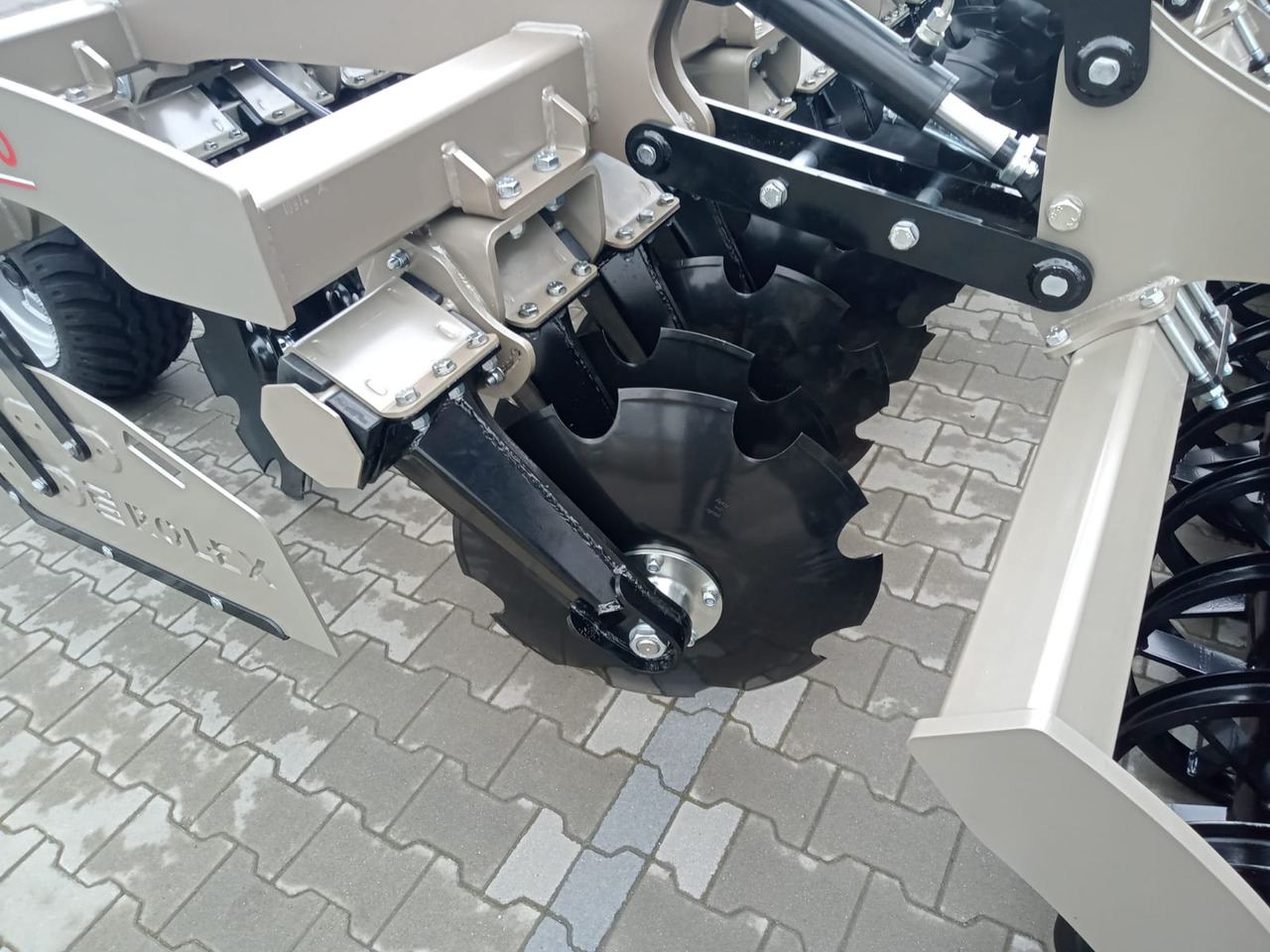 Bừa đĩa mới ROLEX Scheibenegge / Disc harrow / Dechaumeur à disques / Erpice a dischi / Grada de discos /Дисковая борона / Brona talerzowa 8 m: hình 33 Bừa đĩa mới ROLEX Scheibenegge / Disc harrow / Dechaumeur à disques / Erpice a dischi / Grada de discos /Дисковая борона / Brona talerzowa 8 m: hình 33