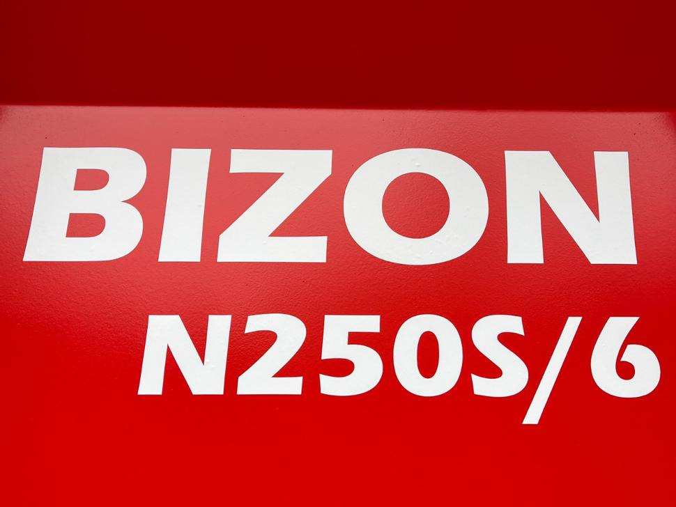 Máy rải phân chuồng mới Roltrans Miststreuer / Manure spreader / Epandeur à fumier / Spandiletame / Разбрасыватель органических удобрений / Rozrzutnik obornika N205S/6 BIZON 14 t: hình 17 Máy rải phân chuồng mới Roltrans Miststreuer / Manure spreader / Epandeur à fumier / Spandiletame / Разбрасыватель органических удобрений / Rozrzutnik obornika N205S/6 BIZON 14 t: hình 17