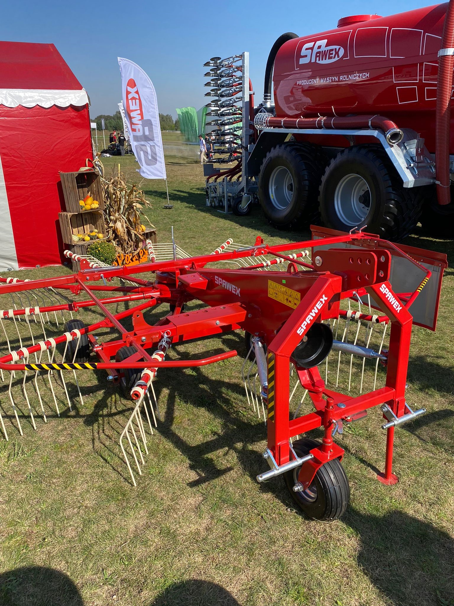 Spawex Kreiselschwader / Rake / Andaineur / Rastrillo / Rastrello / Zgrabiarka 4,5 m - Dàn trải/ Cào: hình 2 Spawex Kreiselschwader / Rake / Andaineur / Rastrillo / Rastrello / Zgrabiarka 4,5 m - Dàn trải/ Cào: hình 2
