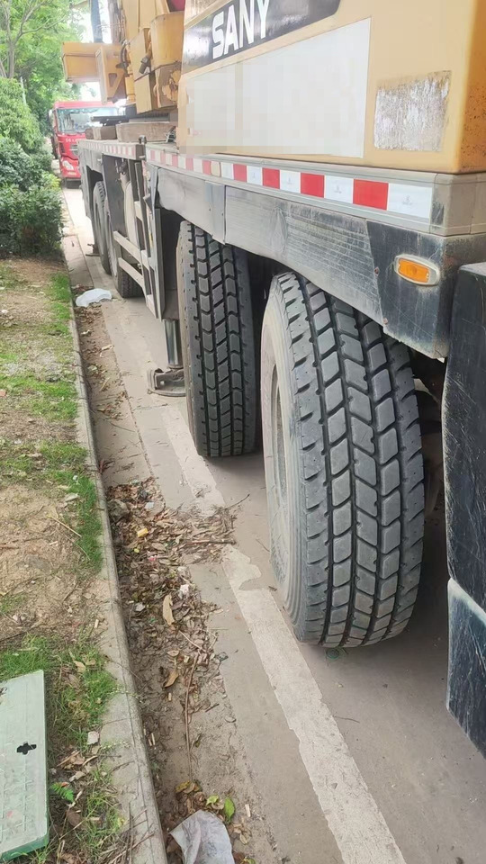 SANY STC800T5 - Cẩu bánh lốp: hình 2 SANY STC800T5 - Cẩu bánh lốp: hình 2