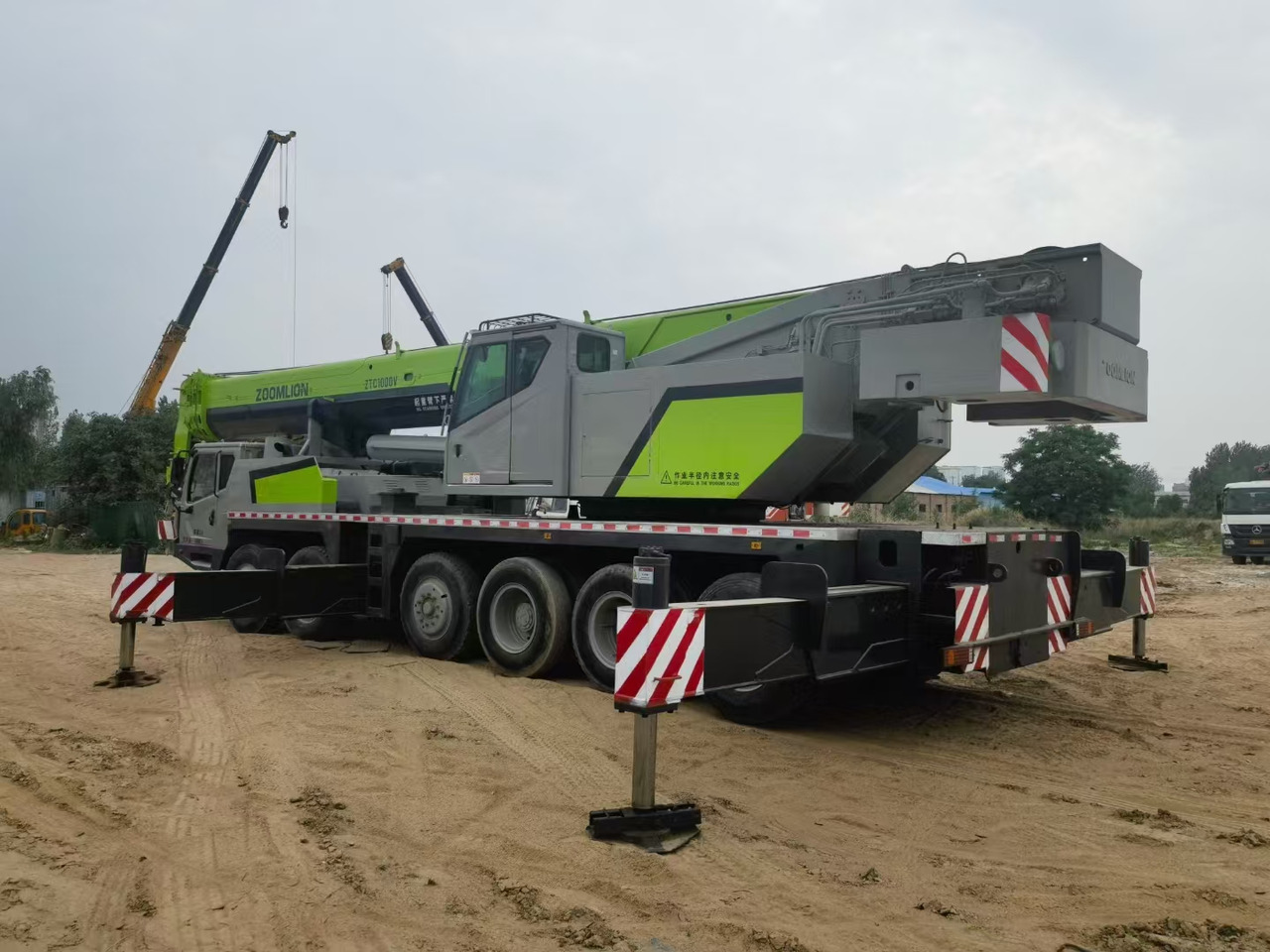 ZOOMLION ZTC1000V - Cẩu bánh lốp: hình 1 ZOOMLION ZTC1000V - Cẩu bánh lốp: hình 1