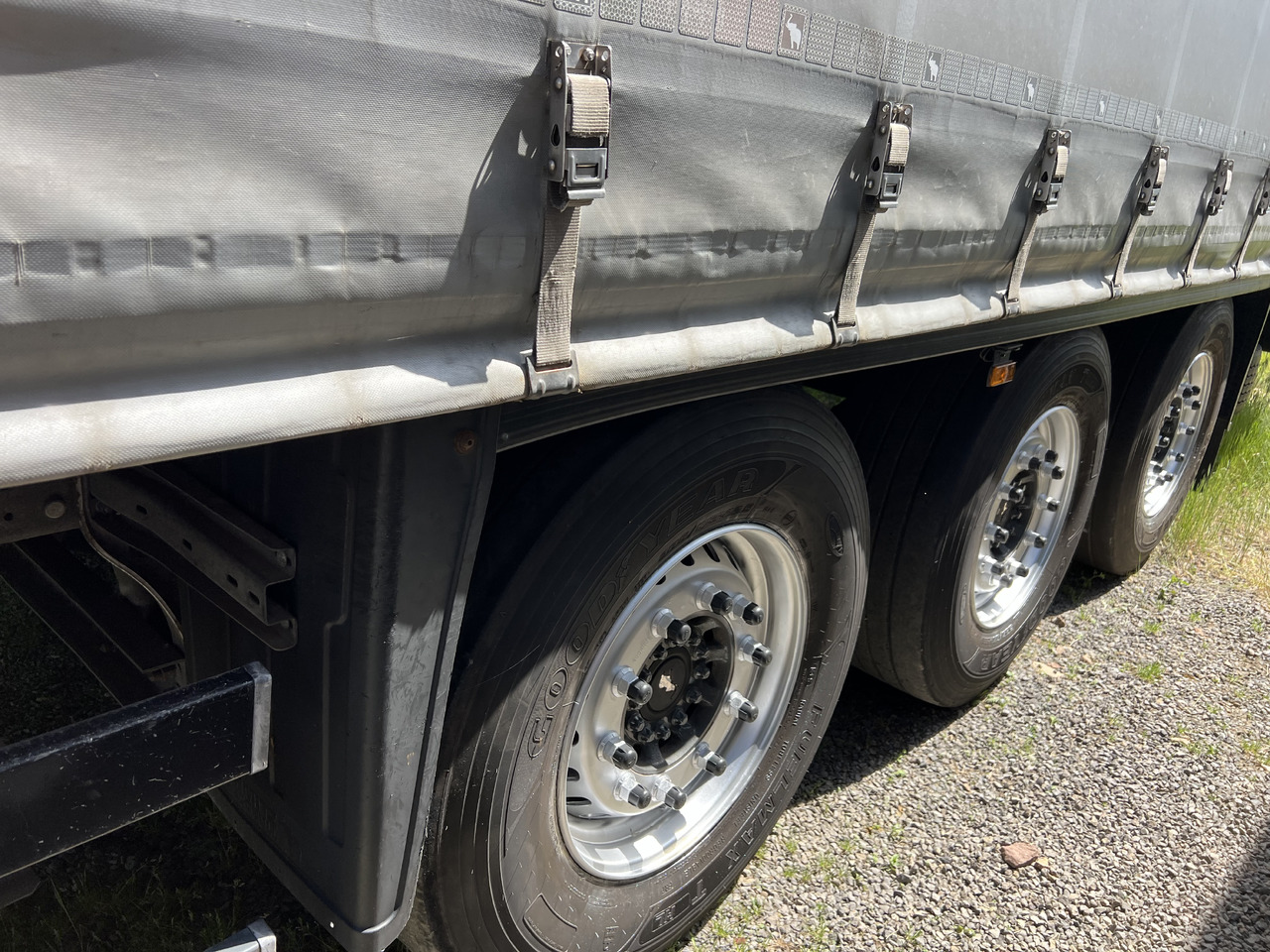 SCHMITZ SCS 24/L - Sơ mi rơ moóc mui bạt: hình 5 SCHMITZ SCS 24/L - Sơ mi rơ moóc mui bạt: hình 5
