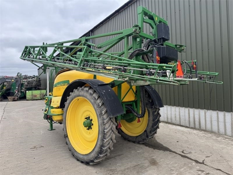 John Deere 732 Trailed Sprayer - Máy xịt gắn trên máy cày: hình 2 John Deere 732 Trailed Sprayer - Máy xịt gắn trên máy cày: hình 2