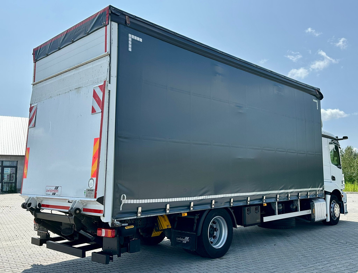 MERCEDES-BENZ ACTROS 1833 / FIRANKA / WINDA / 18 PALET / AUTOMAT / 310 TYS KM / DUŻY SILNIK / 2020 ROK / SYPIALKA - Xe tải thùng mui bạt: hình 3 MERCEDES-BENZ ACTROS 1833 / FIRANKA / WINDA / 18 PALET / AUTOMAT / 310 TYS KM / DUŻY SILNIK / 2020 ROK / SYPIALKA - Xe tải thùng mui bạt: hình 3