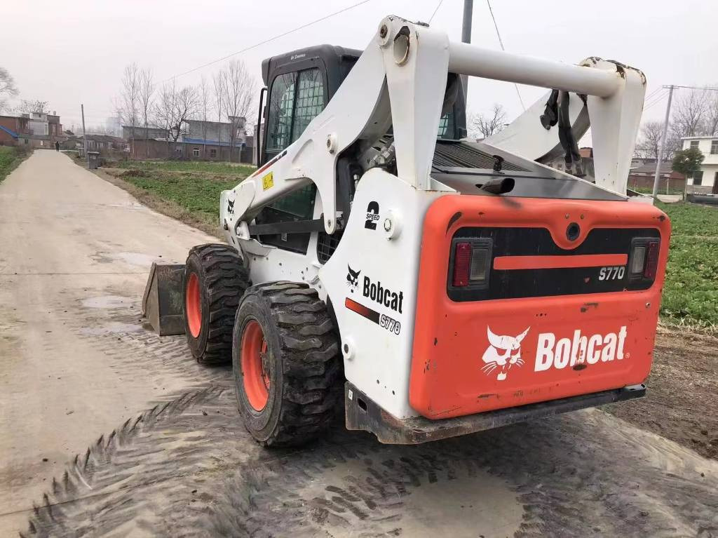 Bobcat S 770 - Máy xúc lật đa năng: hình 2 Bobcat S 770 - Máy xúc lật đa năng: hình 2