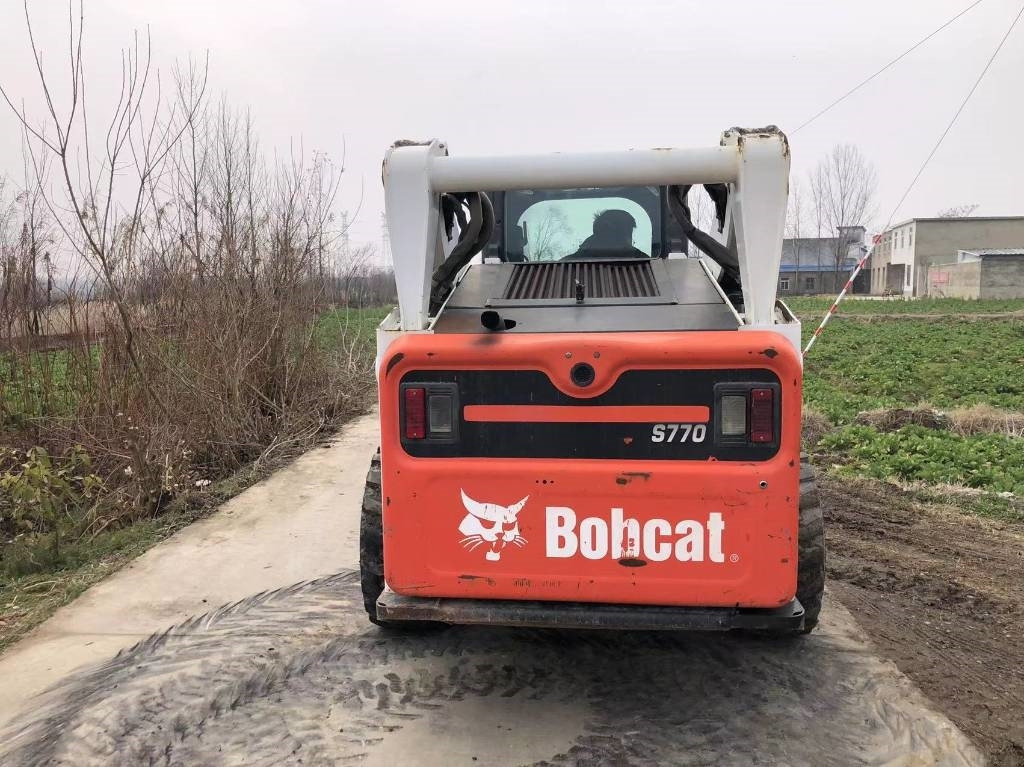 Bobcat T 770 - Máy xúc lật đa năng: hình 2 Bobcat T 770 - Máy xúc lật đa năng: hình 2