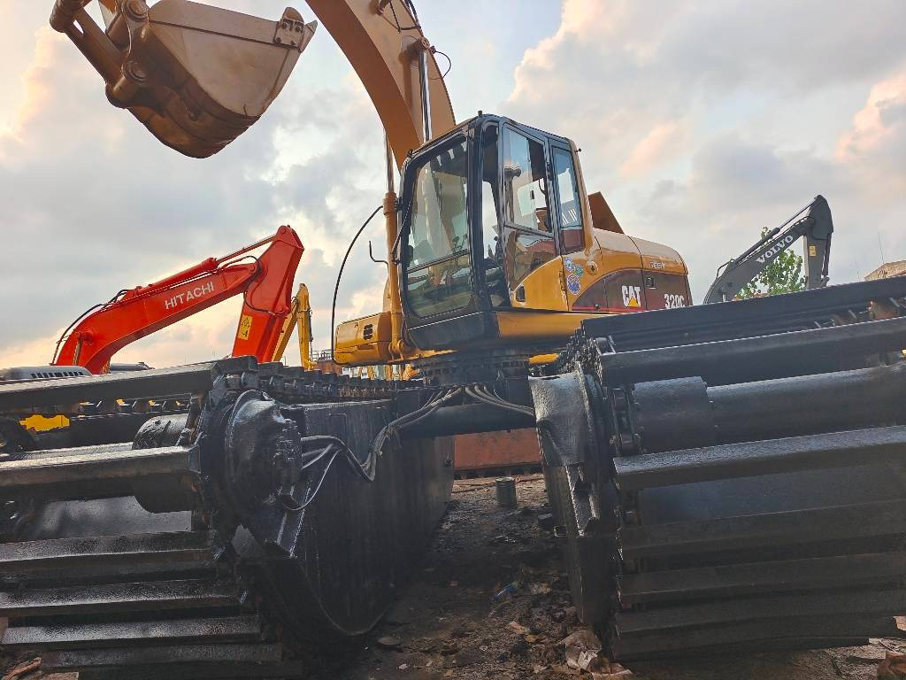 CAT 320 C - Máy cạp lưỡng cư: hình 1 CAT 320 C - Máy cạp lưỡng cư: hình 1