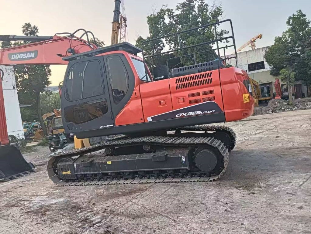 Doosan DX 225 LC - Máy xúc bánh xích: hình 4 Doosan DX 225 LC - Máy xúc bánh xích: hình 4