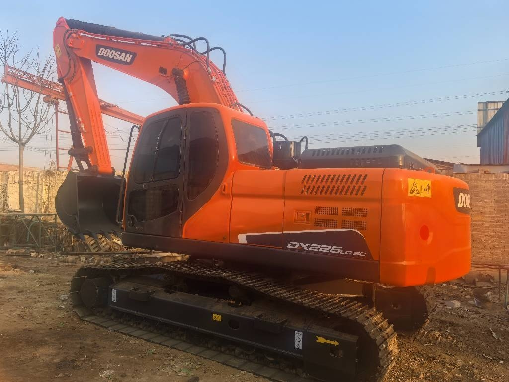 Doosan DX 225 LC - Máy xúc bánh xích: hình 1 Doosan DX 225 LC - Máy xúc bánh xích: hình 1