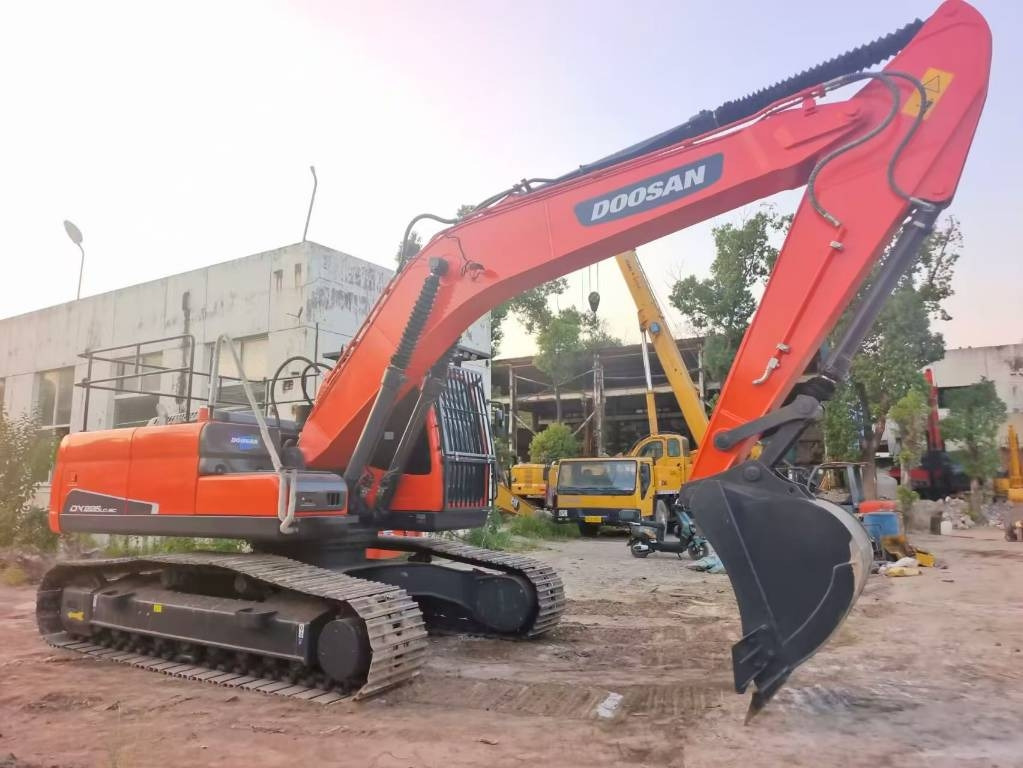 Doosan DX 225 LC - Máy xúc bánh xích: hình 1 Doosan DX 225 LC - Máy xúc bánh xích: hình 1