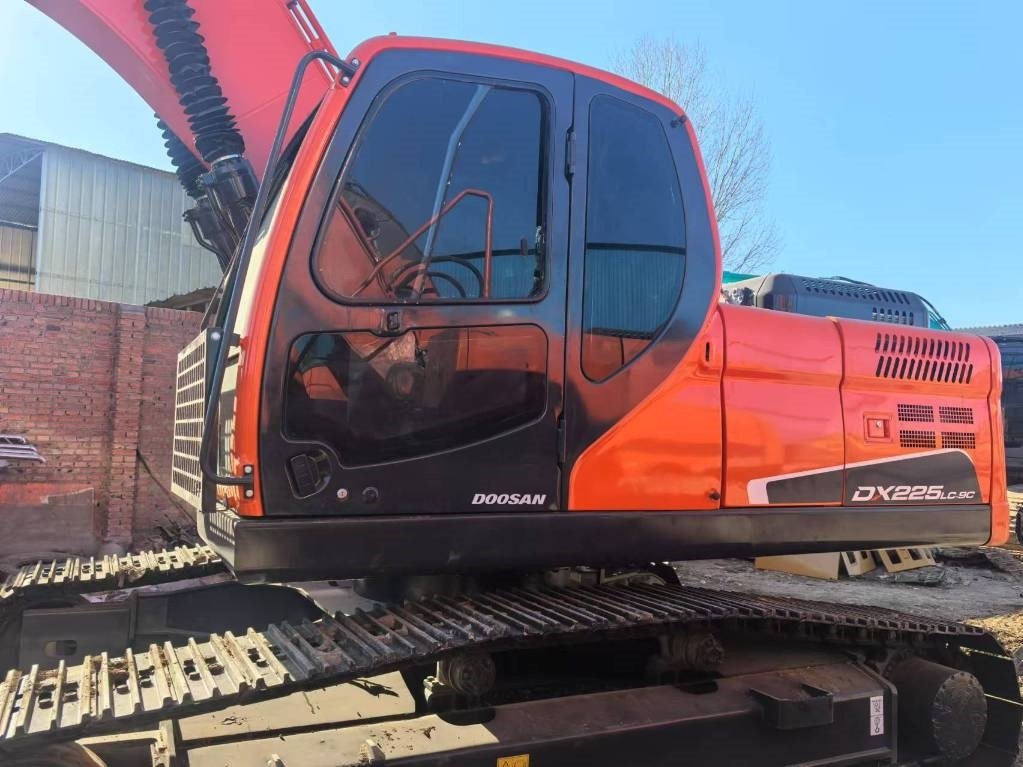 Doosan DX 225 LC - Máy xúc bánh xích: hình 2 Doosan DX 225 LC - Máy xúc bánh xích: hình 2